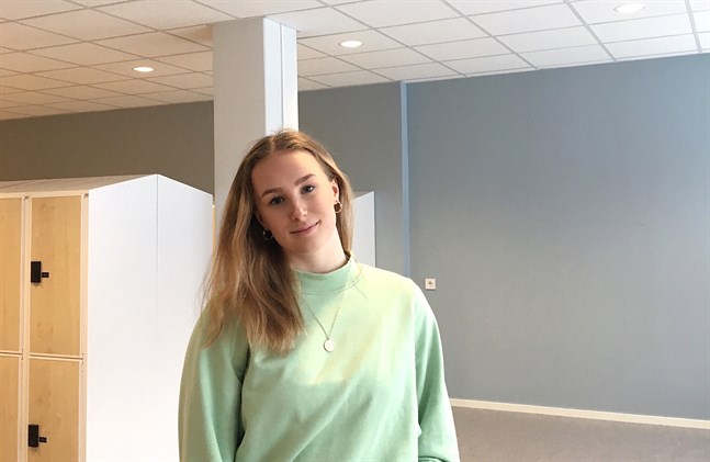 Emma Haglund vill satsa på sin simkarriär och valde gymnasium utgående från vilka träningsmöjligheter som erbjuds.