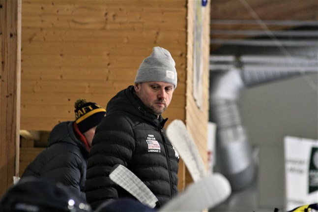 Tränaren Anders Snickars och hans Kraft får glömma playoff efter fredagens tunga förlust i Kauhava.