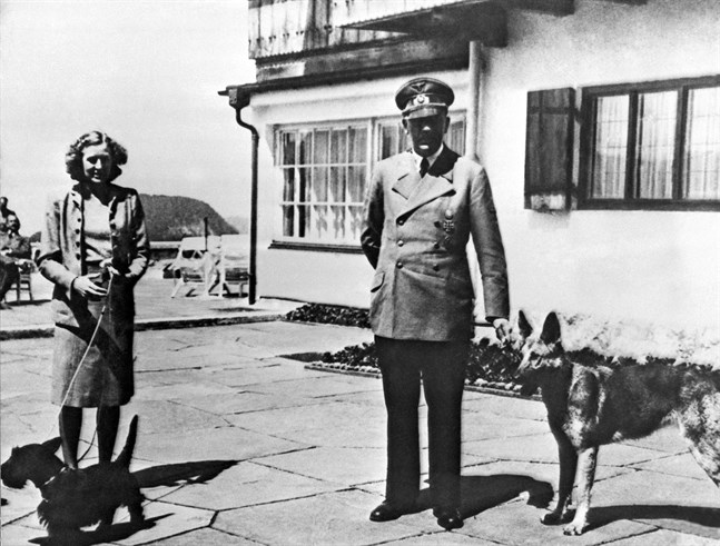 Adolf Hitler och hans Eva Braun på ett odaterat foto från Berghof.