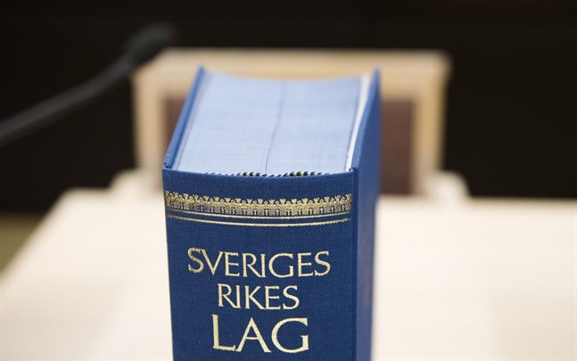 Mannen döms till böter för filmvisningen på Jehovas vittnens samling.