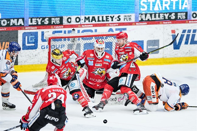 Sport pressade på med powerplay och uttagen målvakt under matchens två sista minuter, men Tappara höll undan och vann.