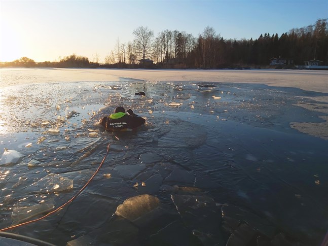 Så här såg det ut då räddningsverkets dykare undersökte vaken och havsbotten på fredagseftermiddagen.