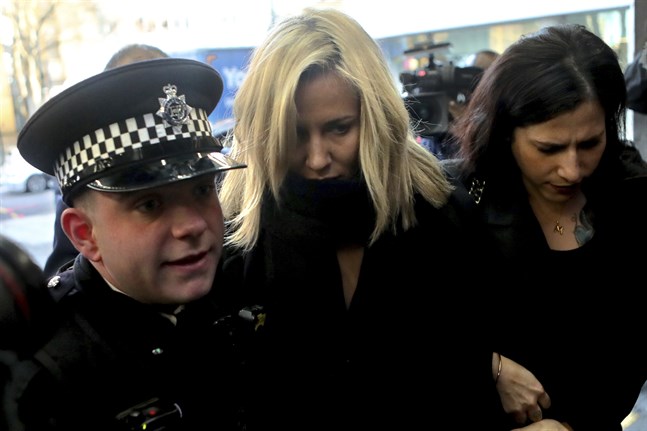 Caroline Flack eskorteras av polisen till en domstol i London i december. Den före detta programledaren för tv-serien "Love island" hade åtalats för att ha misshandlat sin pojkvän.