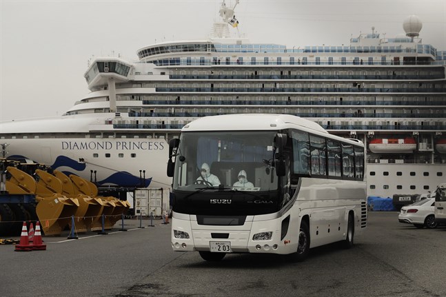 En buss lämnar hamnen där fartyget Diamond Princess ligger.