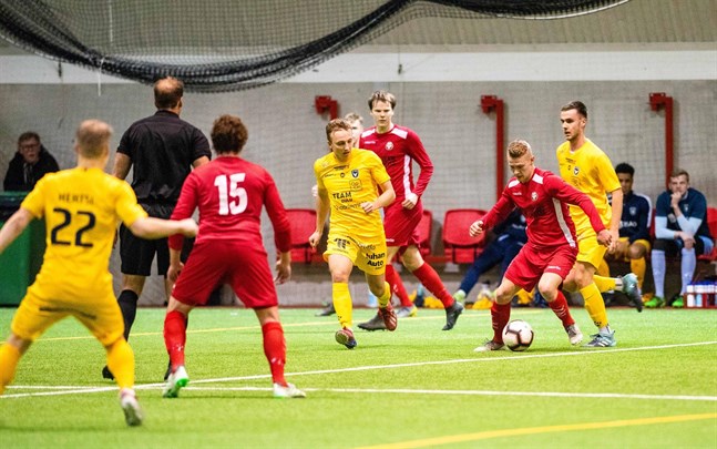 Jim Myrevik i Jaro glider fram med bollen mot AC Oulu, där Daniel Rantanen är steget efter.