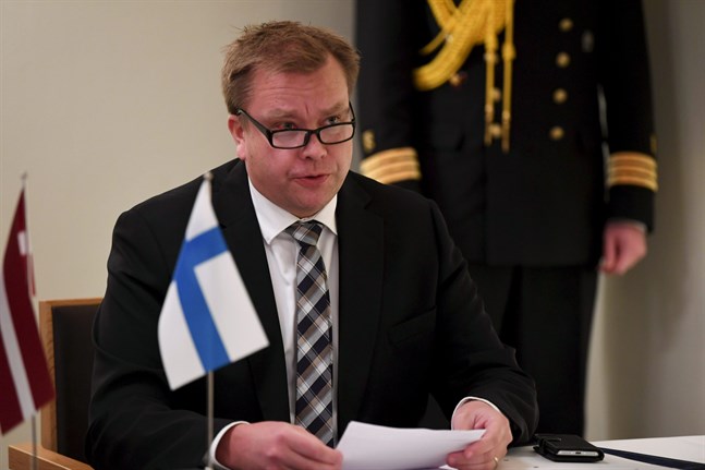 Försvarsminister Antti Kaikkonen (C) säger till Yle att han är beredd att utreda ett könsneutralt uppbåd.