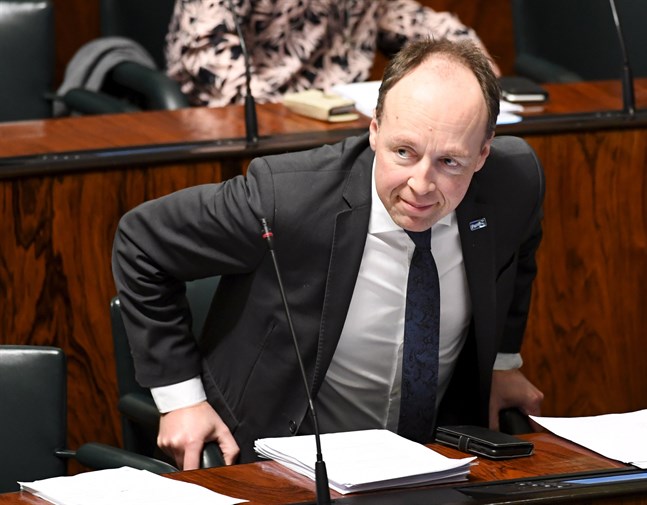 Ordförande Jussi Halla-ahos parti får besk kritik av Helsingin Sanomats journalist Tommi Nieminen, som skriver om den retorik med hot om våld som en del av Sannfinländarna bedriver.