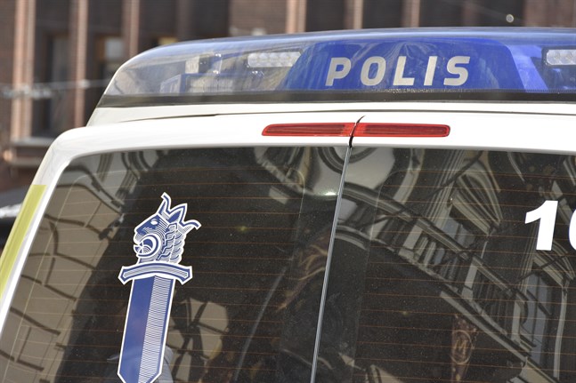 En 20-årig esbobo hittades död i en båt i Tölö på lördagen.