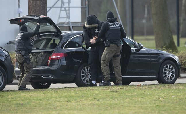 En av de misstänkta kommer till den federala domstolen i Karlsruhe.