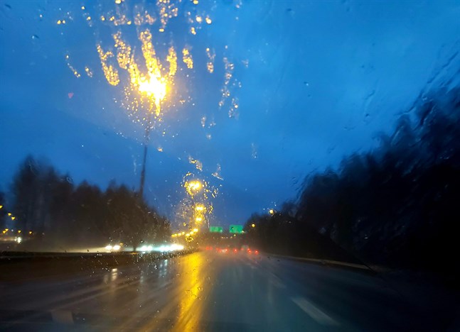 Ett ihållande regn och hårda vindar försämrade sikten för alla bilister på söndagskvällen.