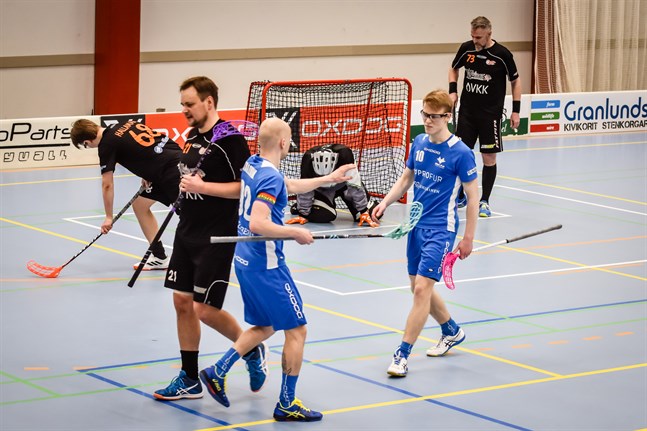 Anton Kallvik och Jack Nylund (nr 10) gratulerar varandra till ännu en fullträff medan SB Paapats Jouko Valtola (målvakten), Tero Jansson (nr 73), Mikael Furu (21) och Panu Hallamaa (68) knäar både fysiskt och psykiskt.