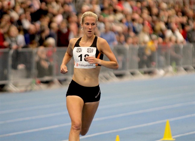 Camilla Richardsson plockade ett FM-guld på 3?000 meter. Nu åker hon till Dubai för att löpa halvmaraton.