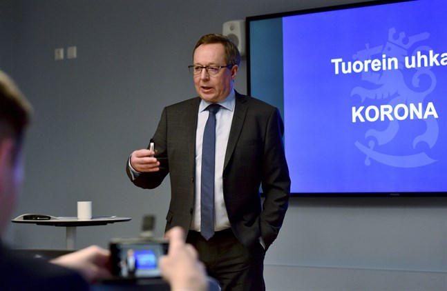 Näringsminister Mika Lintilä (C) oroar sig för coronavirusets inverkan på underleverantörskedjorna.