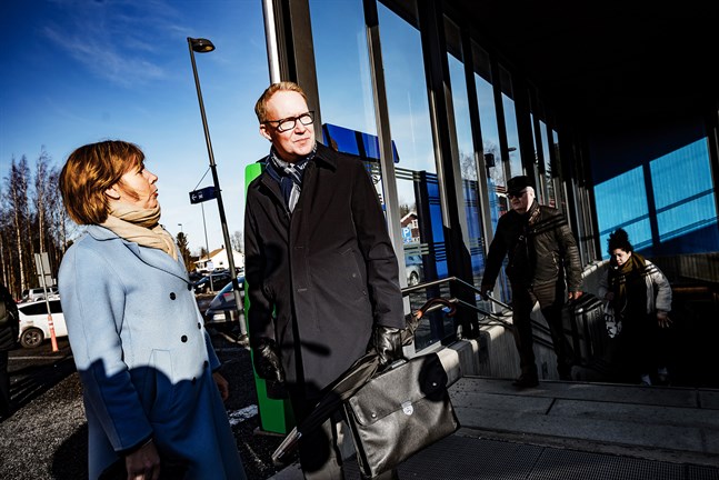 VR:s vd Rolf Jansson, som besökte Jakobstad i går på inbjudan av justitieminister Anna-Maja Henriksson (SFP), kom inte med några löften men enligt Henriksson fördes diskussionerna i konstruktiv anda.