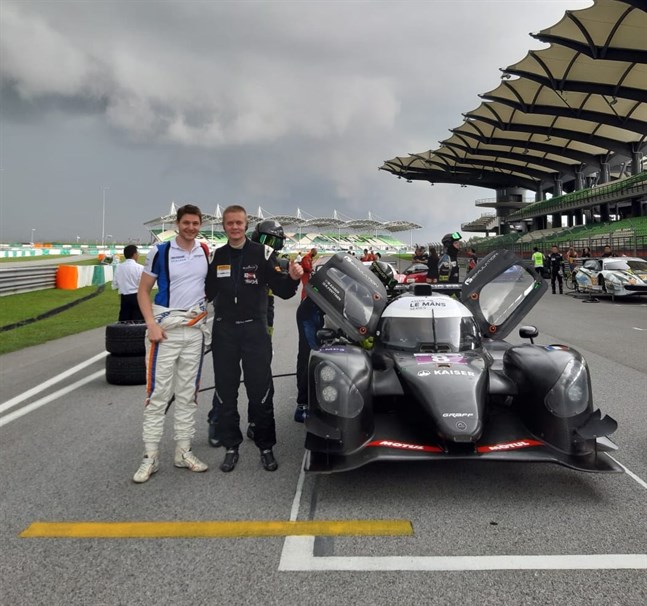 På Sepang i Malysia i februari. Matthias Kaiser och Rory Penttinen med tävlingsbilen.