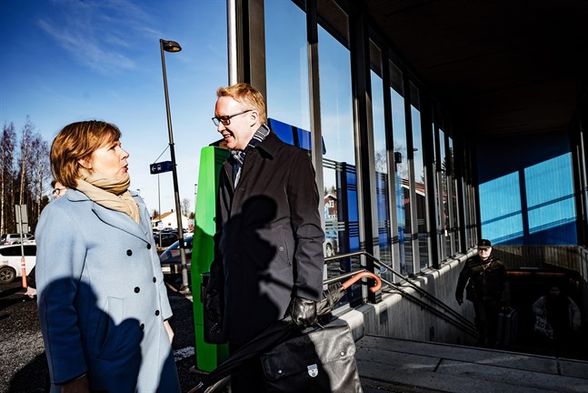 Anna-Maja Henriksson och VR:s vd Rolf Jansson vid Bennäs station den 17 februari 2020.
