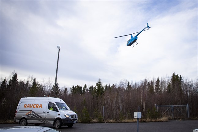 I år har Ravera kollat elnäten i skärgården med hjälp av helikopter.