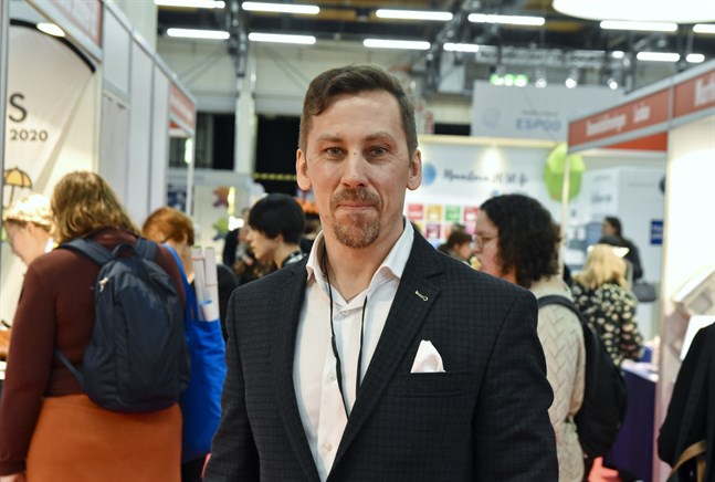 Jan-Mikael Wikström, förbundssekreterare vid Finlands svenska lärarförbund, säger att lärare kanske inte skulle behöva självförsvarskurser om resurserna vore tillräckliga. Arkivbild.