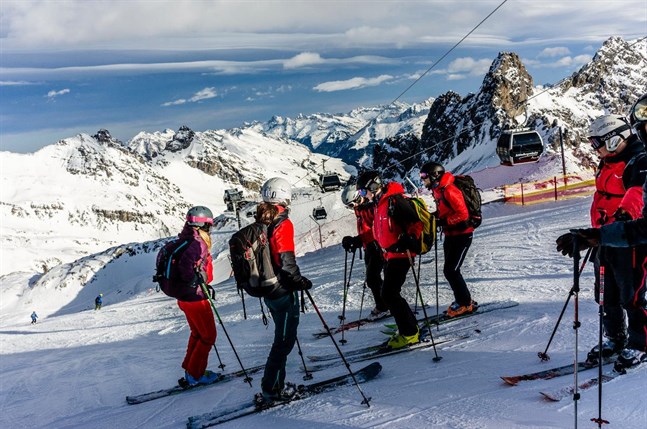 Bergsmassivet Arlberg, där byn Sankt Anton ligger, rymmer världens femte största skidsystem. Utsikten från bergen runt omkring sträcker sig långt in i Schweiz.