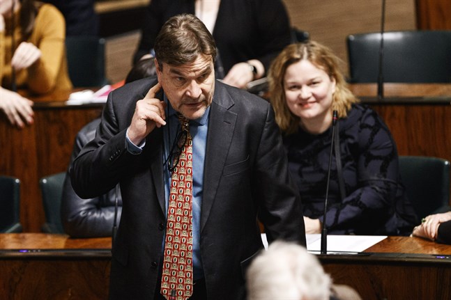 Riksdagsledamot Kimmo Kiljunen (SDP) och 121 andra riksdagsledamöter vill förbjuda privat parkeringsövervakning.