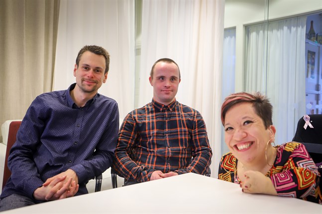 Jonas Nygård, till vänster, är Rex Hartmans frivilligvän. Anna Caldén är frivilligkoordinator för SAMS i Österbotten.