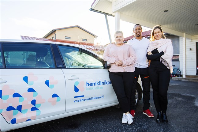 Katja Hansen, Sospeter Kimani och Jenna Kimani vid den nytejpade företagsbilen som tar sjukskötarna från patient till patient.