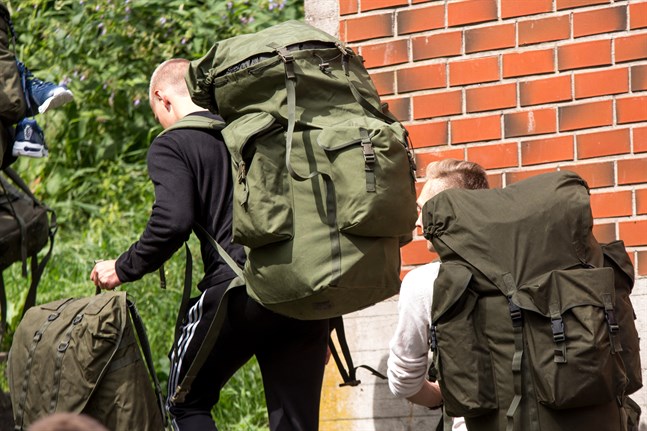 De kvinnor och män som gett sitt samtycke kommer inkvarteras i samma gemensamma stugor.