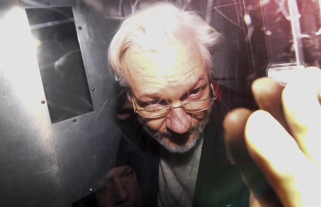 Julian Assange kliver ur en fångtransport efter ett domstolsförhör i London den 13 januari. Arkivbild.