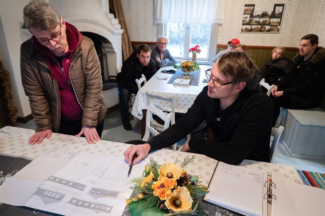 Carina Rönnlund och Petter Anderssén går igenom skissen av det nya föreningshuset. Huset byggs så att det smälter in i miljön invid Bystugan.