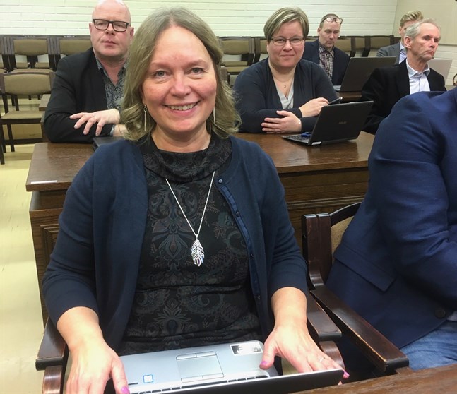 Två feel good-motioner lämnades in av Anna Kengo och Elin Nylund. Mera ljus till torget och flytt och upprustning av lekpark till Juthbacka.