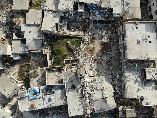 Syriska Idlib bombas sönder och samman och upp till en miljon syrier är på flykt i landet. Vi låtsas att det regnar, skriver Karl Augustsson.