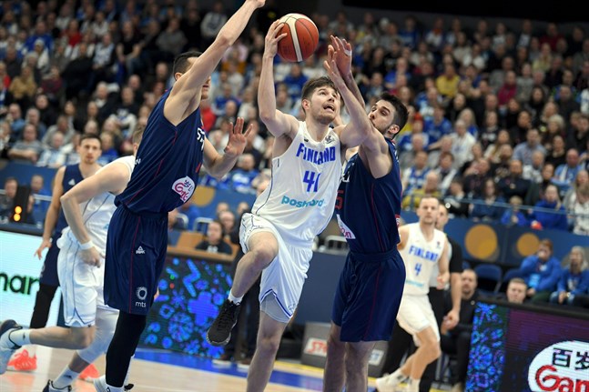 Topias Palmi, som till vardags spelar i italienska Vanoli Cremona, matade på med poäng mot Serbien.