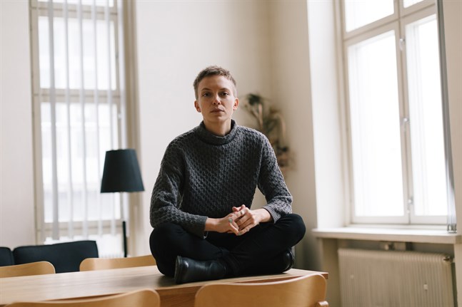 Lina Bonde är genusvetare från Nykarleby. Hon debuterar med diktboken "tecknar snö".