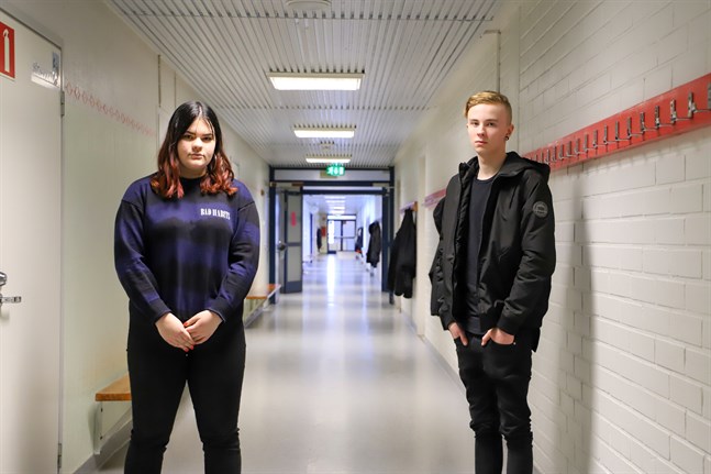 Huvudvärk och eksem förekommer bland elever berättar Anna Willför och Alexander Toivio.