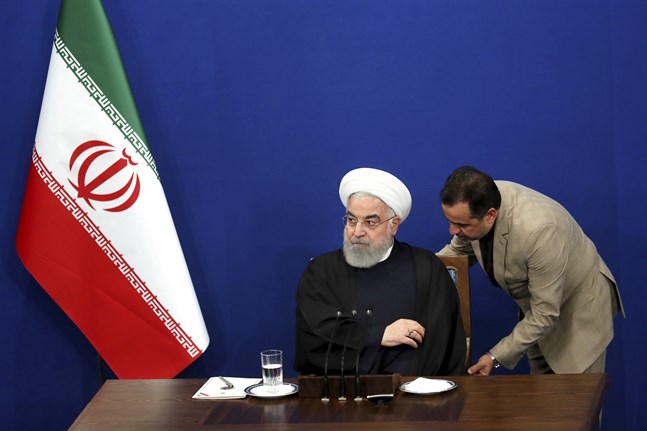 Irans president Hassan Rohani har förespråkat ett högt valdeltagande. På bilden får han hjälp med sin stol vid en presskonferens i Teheran tidigare i februari.