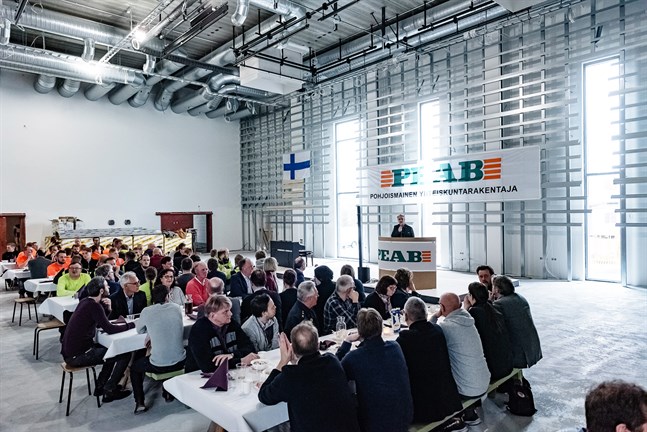 Talen avlöste varandra på Språkbadsskolans taklagsfest. Många uppskattade de öppna och moderna lokalerna.