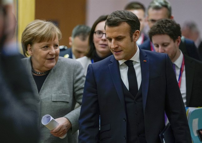 Tysklands förbundskansler Angela Merkel och Frankrikes president Emmanuel Macron i korridorerna under EU-toppmötet i Bryssel.