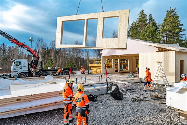 Snabb process att lyfta träelementen på plats. Radhuset som byggs vid Solkulla är det första som Jake Bygg gör med CLT-element.