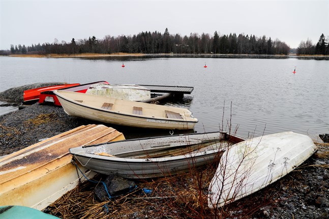 Vattenståndet var som högst nästan en meter över det normala under fredagen men började sjunka till kvällen. En del båtar som är uppdragna på land har fått det blött om aktern. Bilden är från båthamnen i Västervik.