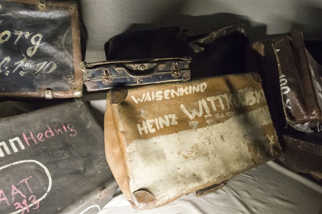 Det är en gastkramande upplevelse att vandra genom koncentrationsläger och se vad människor lämnat efter sig, skriver Alf Holm. På bilden syns resväskor i Auschwitz, en med texten "föräldralöst barn".