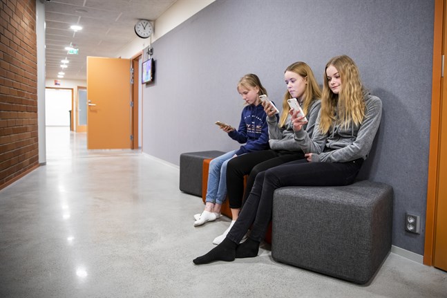 Kan en app förebygga mobbning? Elever i Korsholms högstadium har i en app fått svara på frågor om deras mående i skolan för att förebygga utanförskap och mobbing.