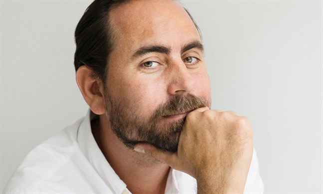 Författaren och journalisten Philip Teir, som växte upp i Jakobstad, får Svenska folkskolans vänners Kulturpris 2021.