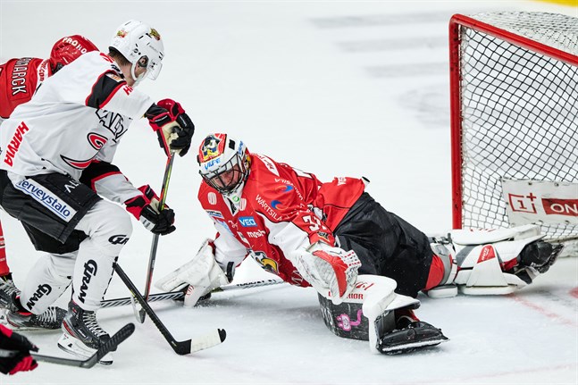Anton Stråka i aktion i JYP:s tröja förra vintern när hans lag gästade Sport i Vasa. Hemmaspelarna heter Victor Westermark och Stefan Stéen.