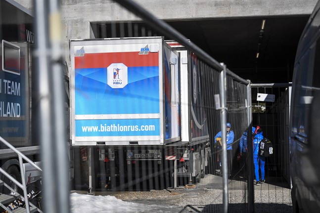 Den ryska vallabussen under skidskytte-VM i Antholz. Polis slog på lördagsmorgonen till mot ryska skidskyttar i en razzia, däribland Alexander Loginov.