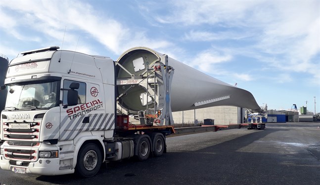 Vingen är 74 meter lång och hela ekipaget nästan 80 meter.