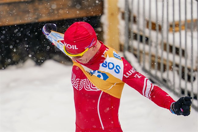 Alexander Bolsjunov river sönder sin gula ledarväst sedan han tappat Ski Tour-segern efter en rysk vallamiss på den avslutande etappen.