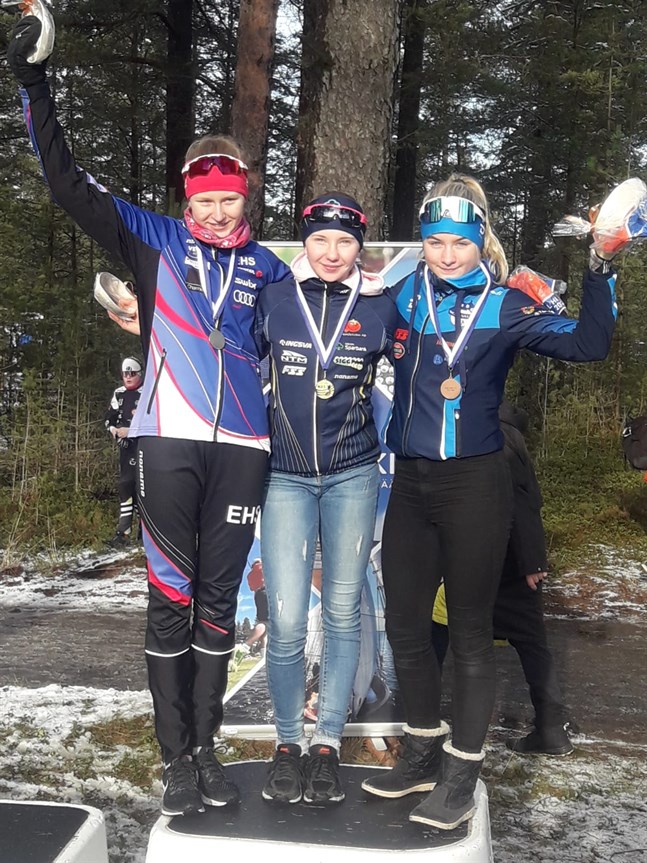Ellinor Halonen fick kliva högst upp på prispallen vid skolmästerskapen på skidor. Här tillsammans med tvåan Emmi Nieminen, till vänster, och trean Signe Jakobsson.