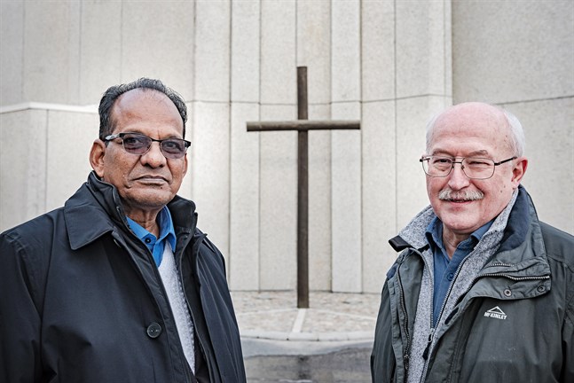 Jacob Chaeko och Vilgot Svedman utanför Pingstkyrkan i Jakobstad. De har sedan 90-talet hjälpt fattiga barn i norra Indien att gå i skola och nu reser de runt i Österbotten för att berätta om resultatet som blivit möjligt tack vare stödet från österbottniska företag.