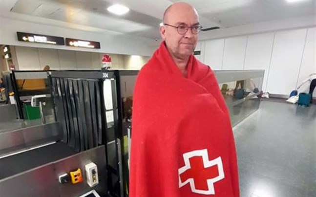 De strandsatta resenärerna fick ingen information, säger Roy Holm. – De sade bara åt oss att vänta, och till sist väntade vi hela natten på flygplatsen.