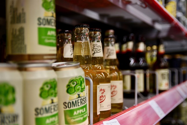 I nuläget är mervärdesskatten för alkohol densamma om drycken köps på restaurang eller på Alko. Riksdagsledamöterna vill främja en socialare alkoholkultur genom att sänka skatten för alkohol köpt på restaurang.